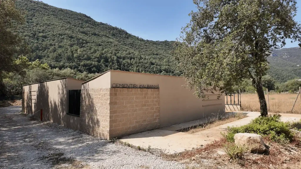 Cerramientos para el cementerio de Albanyà con el rótulo de fachada, en el Paratge Baró