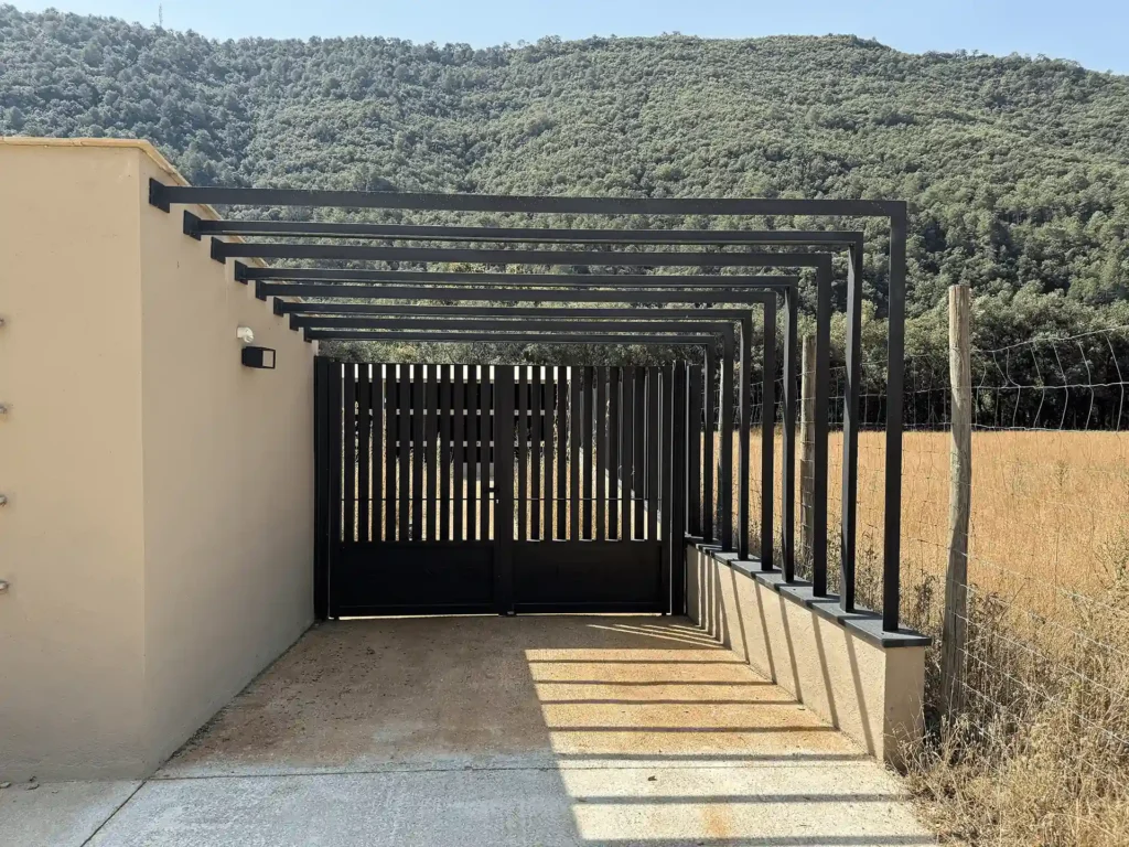 Pérgola de acceso en acero y puerta principal del cementerio de Albanyà
