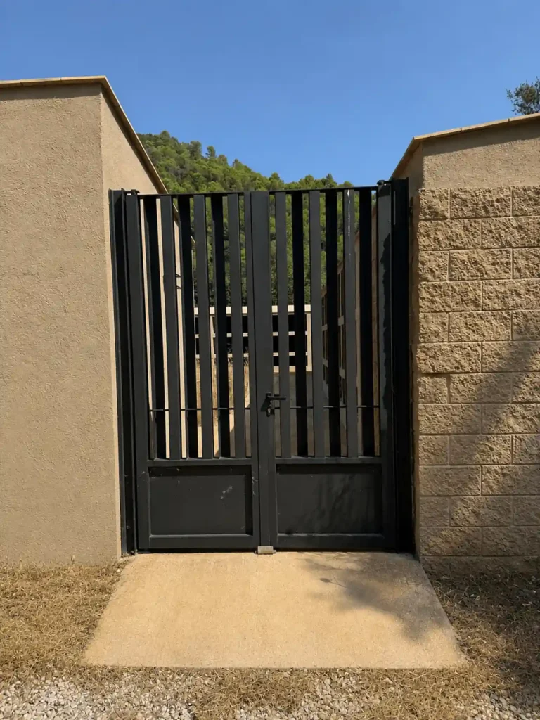 Puerta secundaria de doble hoja en acero.