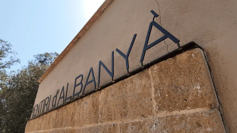 Rótulo "Cementiri d'Albanyà" en letras de chapa de 8mm. cortadas a láser, vista en ángulo sobre el muro