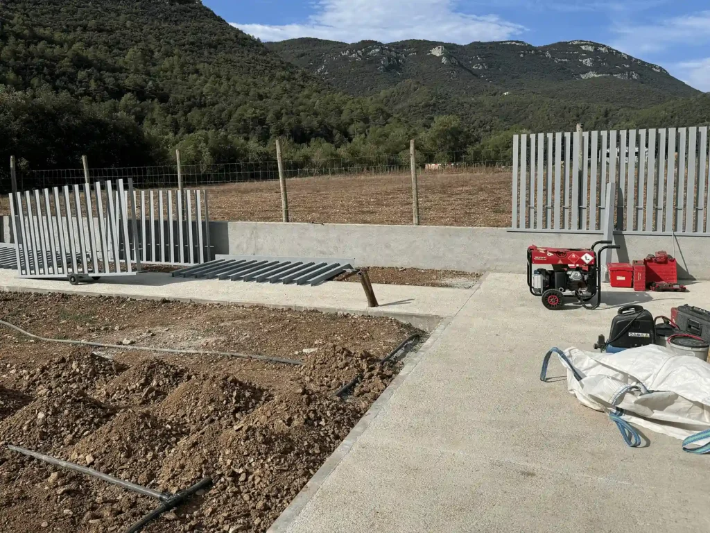 Montaje en obra de la valla de angulares galvanizados, antes del acabado en Oxirón