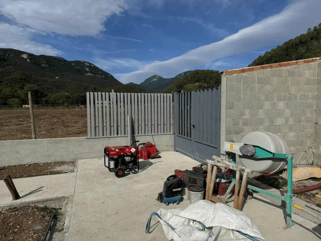 Montaje en obra de la puerta principal y valla, todavía sin el acabado final en Oxirón
