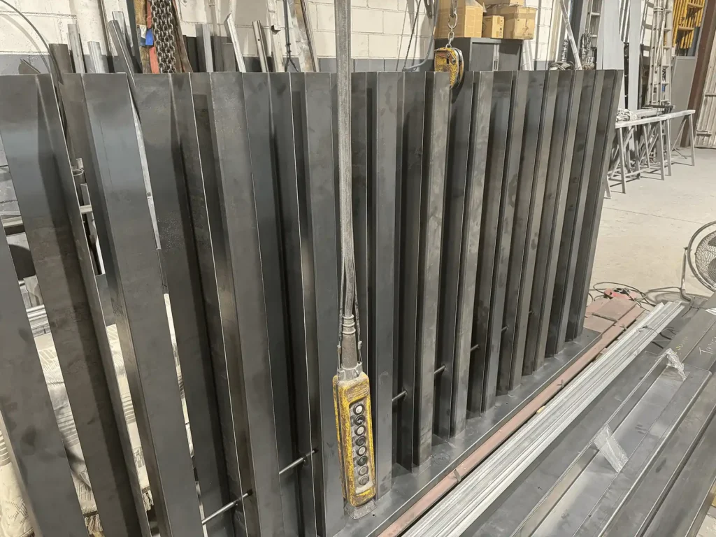Angulares de acero en el taller antes del galvanizado