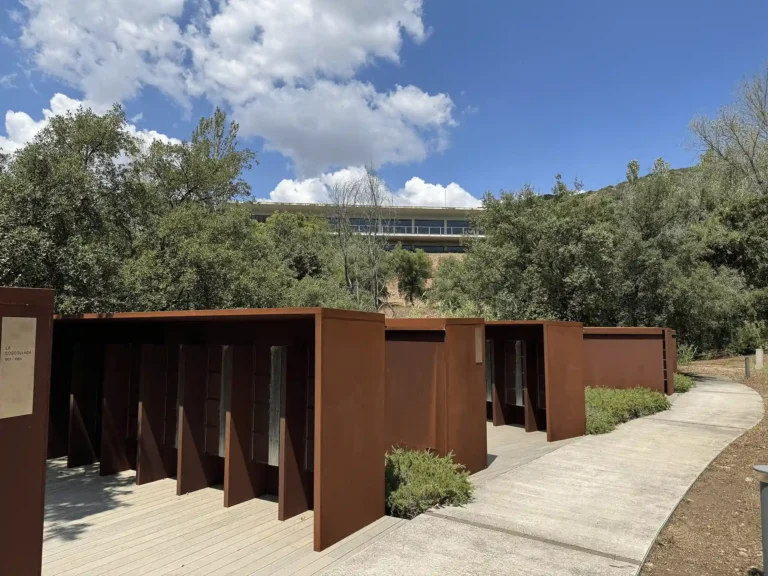 Columbario del Tanatori de Badalona (Can Ruti): módulos de acero corten alineados junto al paseo