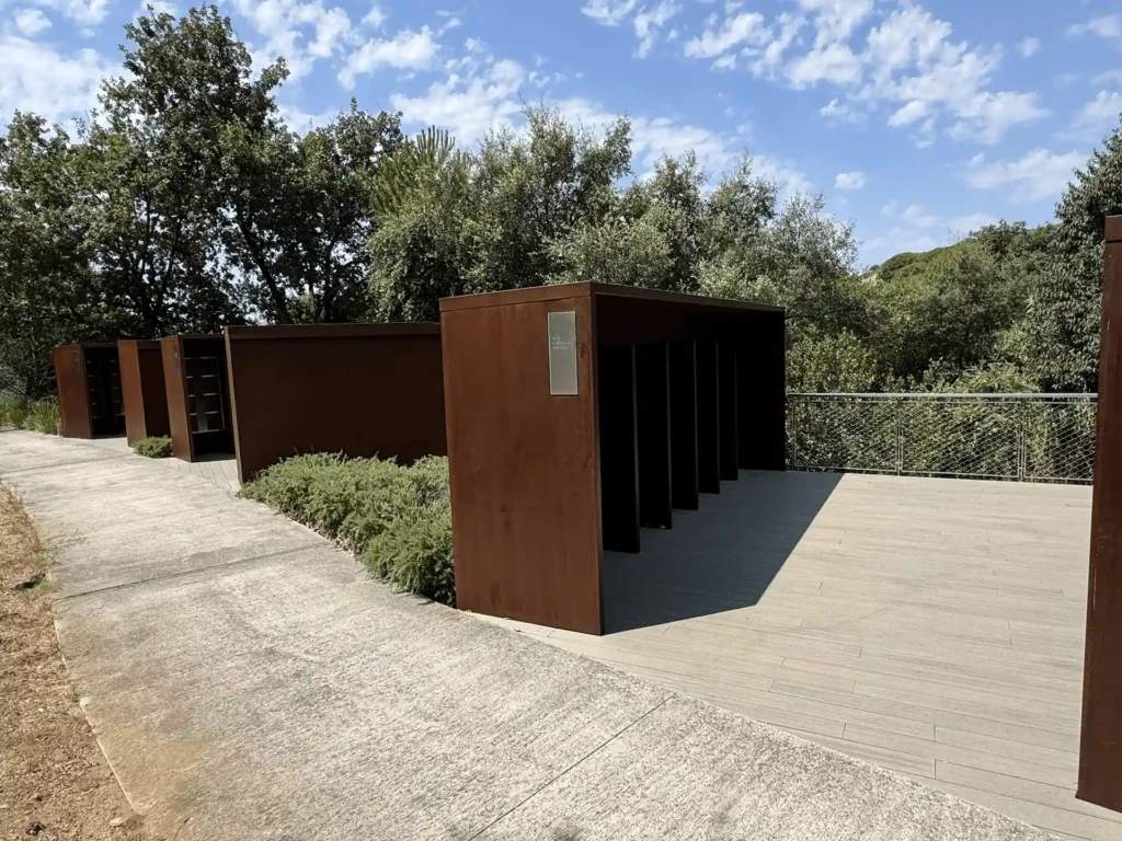 Módulos de columbarios de acero corten junto al paseo del Tanatori de Badalona, vistos desde el extremo opuesto