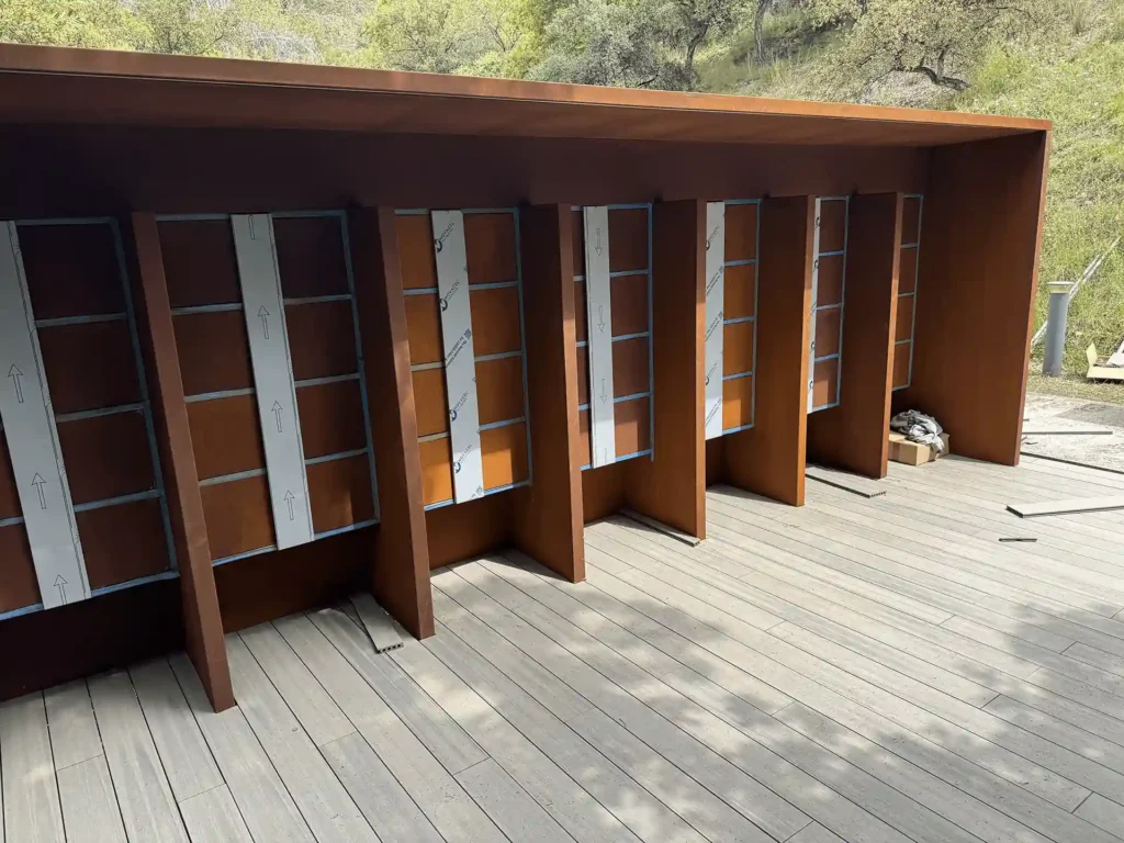 Módulo de columbarios ya instalado en el Tanatori de Badalona, con la ladera boscosa justo detrás