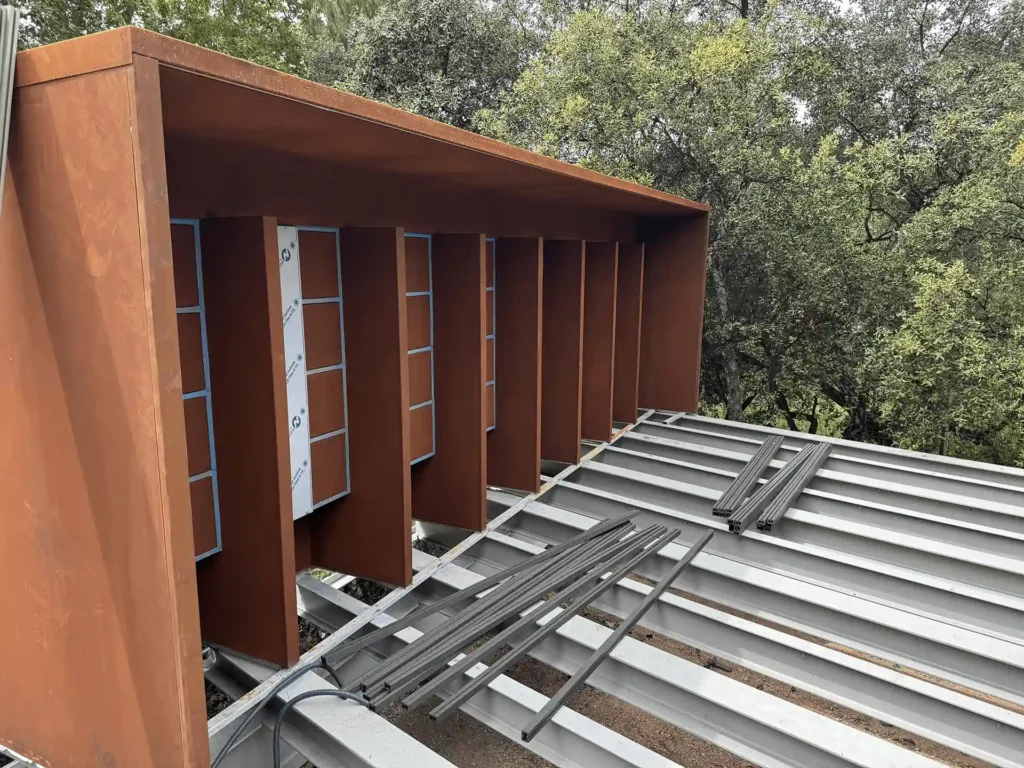 Módulo de columbarios de acero corten ya asentado, con el pavimento del entorno todavía en obra