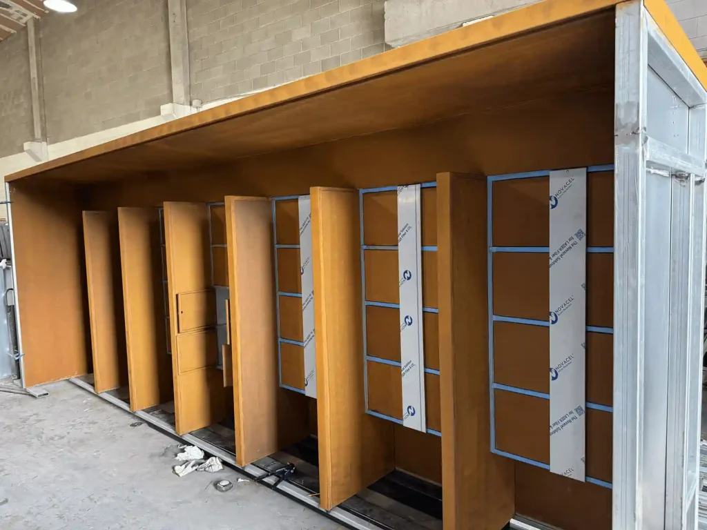 Módulo de columbarios de acero corten montado completo en el taller, con los separadores ya colocados