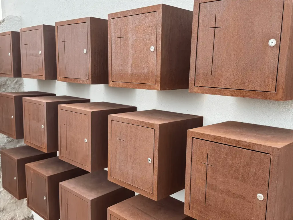 Primer plano de los columbarios de acero corten.