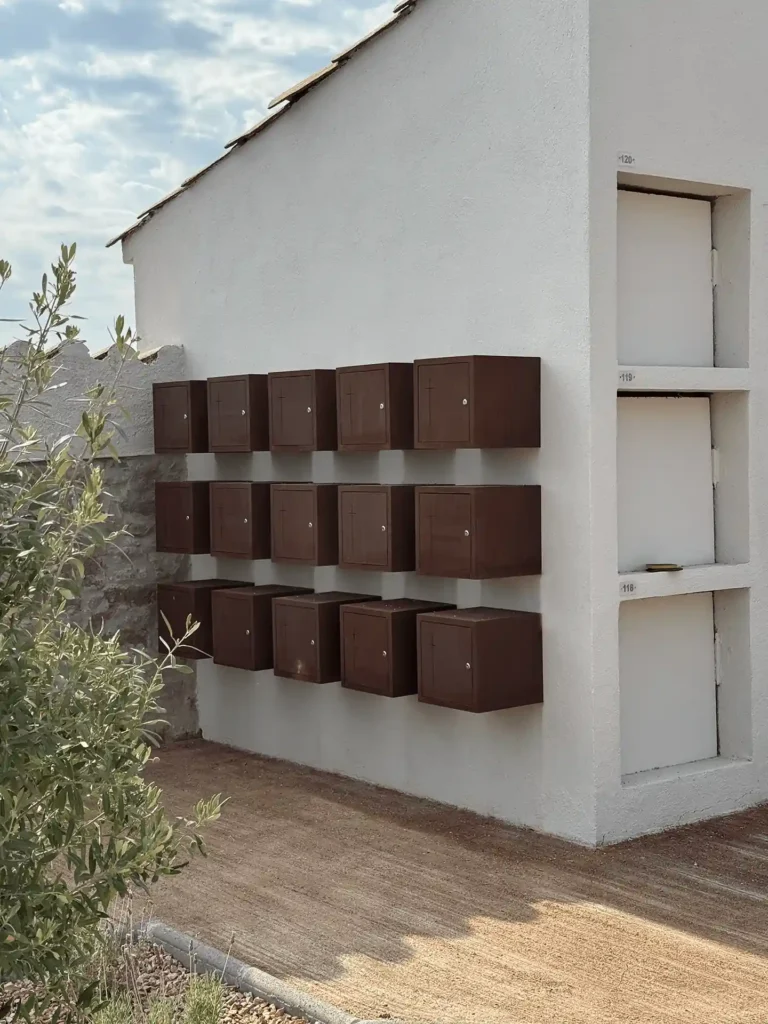 Columbarios de acero corten integrados en el recinto del cementerio de Torre d'Oristà